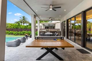 Miami Ultra Villa w Pool Movie Theater Pickle Ball - 3