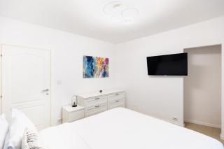 Central Modern 2BR - 8
