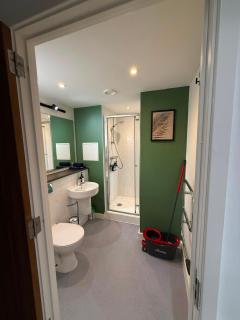 #115 ModernCity Escape Central Apartment- 10 mins to Royal Albert Dock Liverpool- Sleeps 4 - "Perfect for contractors and Families " - 6