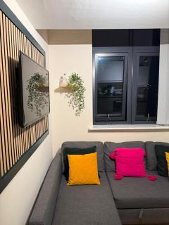 #115 ModernCity Escape Central Apartment- 10 mins to Royal Albert Dock Liverpool- Sleeps 4 - "Perfect for contractors and Families " - 5