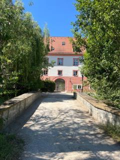 Ritterresidenz im Wasserschloss bei Regensburg - 0