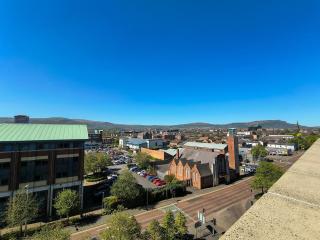 Bright City Centre Apartment & Stunning Views - 8