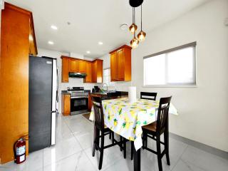 3BR close to YVR, Skytrain, Vancouver Downtown - 1