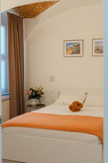 Belvedere 237A Lakeview Luxury Apartment - 9