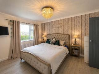 Detached Bungalow Private Hot Tub With Log Burner - 7