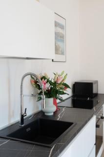 Belvedere 237A Lakeview Luxury Apartment - 4