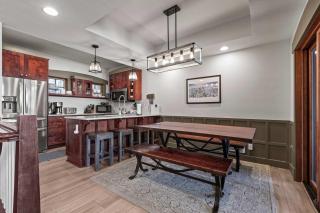 Resort Townhome with Deck Grill Fireplace WiFi Shared Pool & Hot Tub-Sauna - 4
