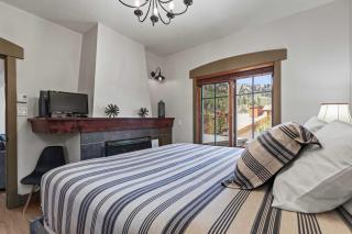 Resort Townhome with Deck Grill Fireplace WiFi Shared Pool & Hot Tub-Sauna - 1