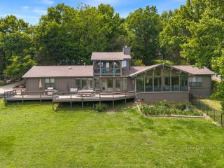 Hickory Haven-Direct Lake Access-Furnished Patio - 0