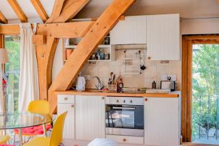 Cosy Studio with Patio Seating & Private Parking - 2