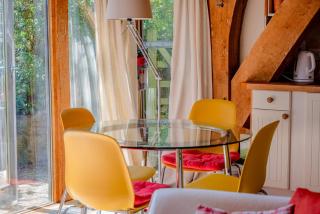 Cosy Studio with Patio Seating & Private Parking - 1