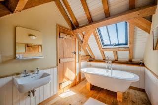 Cosy Barn Conversion with Patio & Private Parking - 3