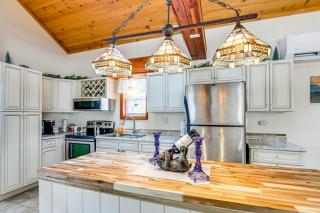 2 Mi to Lake Champlain! 4 Riverfront Cabins - 2