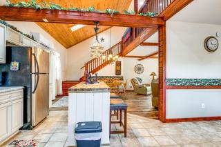 2 Mi to Lake Champlain! 4 Riverfront Cabins - 1