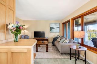 Cozy 3BD Retreat North Van Balcony Views - 8