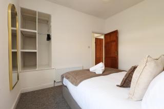 Modern 2BR Cardiff House Near City & Parking - 8