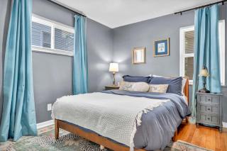Pet-Friendly Home - Sleeps 6 - Walkable Lakewood - 6