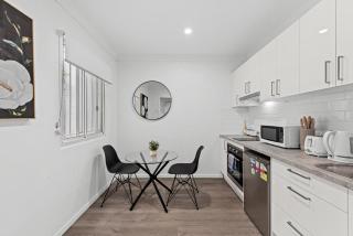 Stylish and Comfy Studio - Short walk to Hospital - 7