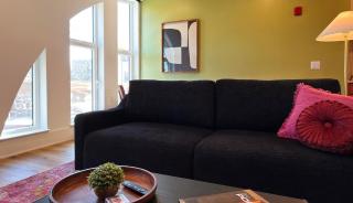 Roots Picnic Stay 1BR King Bed 3 Beds Near Met - 9