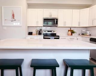 1500 Sq ft Space 2 Bed 2 Bath Large Kitchen - 2