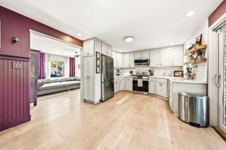 Charming 3BR Home w Spacious Backyard - 8