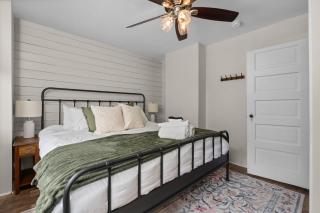 Peach Beach Retreat, 5 bedroom, Devils & Round Lake - 1