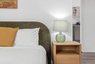 Cozy and Modern CBD Studio - Short Walk to Hospitals - 1