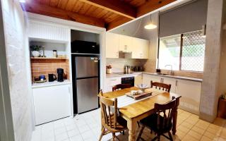Poolside Retreat 250m From Beach Resort Facilities - 0