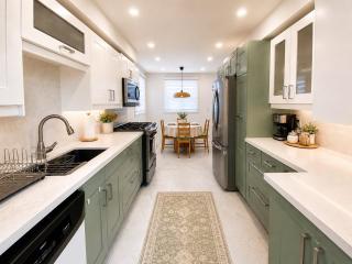 Modern Luxury Spacious 3 Bedrooms- Indoor Parking - 1