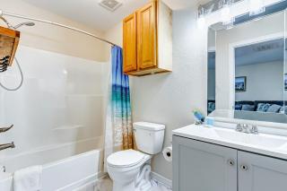 Crystal Beach Gem: Steps to Sand & Sea Breeze - 1