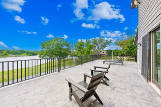 KC's Only Lake House w Dock and Sport Court! - 4