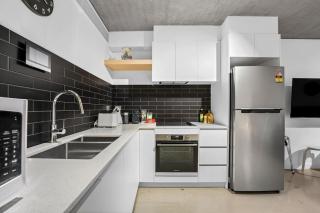 Convenient and Cozy Richmond Studio Near Cafes and MCG - 6