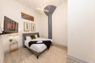 Massive Luxury 5BR Loft for groups up to 12 guests with Optional parking and Gym Access Near McCormick Place and Soldier Field - 2
