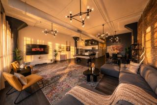 Massive 6BR Luxury Suite Sleeps 12 Guests with Jacuzzi & Pool Table Perfect Group Stay and Optional Parking Near McCormick Place & Soldier Field - Chicago - 0