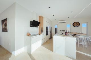 LUX 4BR Modern Villa Pool Oasis Villa Graziano - Noord - 6
