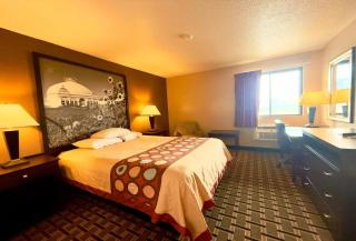 Super 8 by Wyndham Melrose - 3