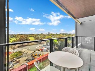 2 Bedroom Apartment Close to Park Golf Courses and University - 3