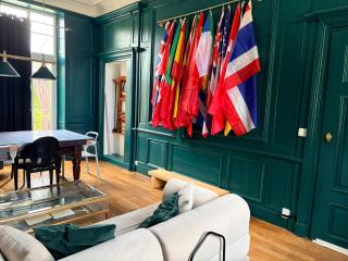 Entire Apartment in an 18th-Century Castle with Private Garden - 9