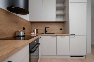 Stylowy Apartament na 17 Piętrze z Klimatyzacją i Miejscem Parkingowym we Wrocławiu by Noclegi Renters - 2
