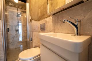 Spacious 4-Bedroom Family Apartment in a Serviced Building - Central Location, Elevator & 2 Bathrooms - 1