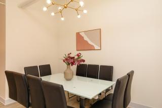 Spacious 5BR Luxury Suite Perfect for Groups with Gym Access and Optional Parking Near McCormick Place, Grant Park and Soldier Field - 9