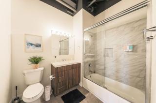 Chicago 2BR City Retreat with Optional Parking and Gym Access Near McCormick Place and Soldier Field - 1
