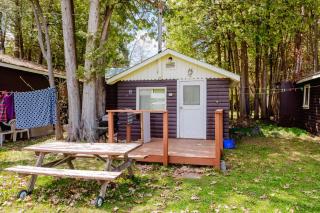 Beach, BBQ, Waterfront Ambleside Resort in Bobcaygeon, Kawartha - 1