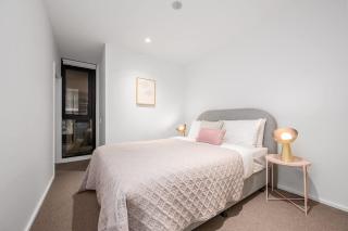 LaneStay - Premium 2BR Retreat Parking & Pool & Gym - 5