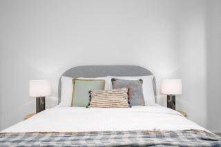 LaneStay - Premium 2BR Retreat Parking & Pool & Gym - 4