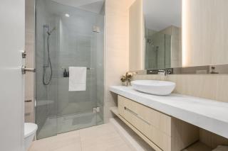 LaneStay - Premium 2BR Retreat Parking & Pool & Gym - 1