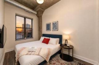 Modern South Loop 2BR Apartment with View of Skyline Patio and Gym Access Near McCormick Place Convention Center & Museum Campus - 9