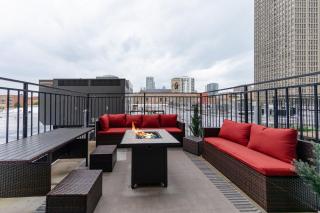 Modern South Loop 2BR Apartment with View of Skyline Patio and Gym Access Near McCormick Place Convention Center & Museum Campus - 8