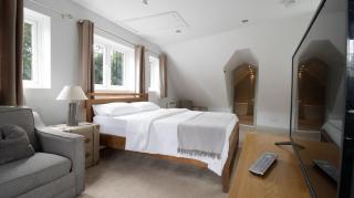 KingsHouse In Cheam Village - 2