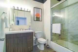 Beautiful 2BR with Smart TV, Gym Access & Parking Close to McCormick Place, Museums & Lake Michigan - Chicago - 4